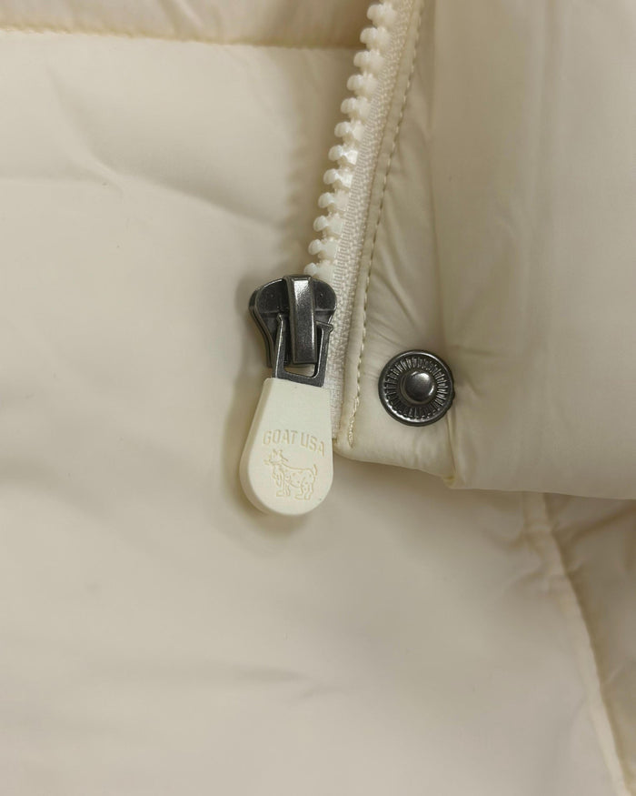 Close up of zipper on Women's Puffer Fleece Vest#color_ivory